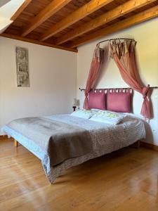 Кровать или кровати в номере Le Gite de Cabanac - 4 étoiles +17 фотографий