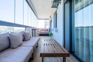 una sala de estar con un sofá y una mesa en Appartement Familial à Zenata avec Piscine, en Aïn Harrouda