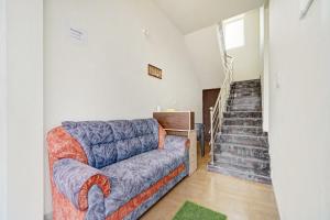 Et opholdsområde på Hotel O by OYO RISHI RESIDENCY