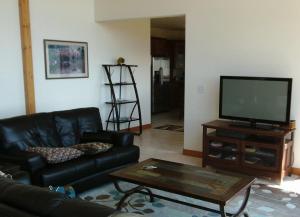 ボイジーにあるSpectacular Views and Rural Setting Close to Boiseのソファと薄型テレビのあるリビングルーム +8枚の写真