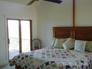 ボイジーにあるSpectacular Views and Rural Setting Close to Boiseのベッドルーム(キルト付きのベッド付)