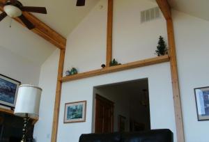 ボイジーにあるSpectacular Views and Rural Setting Close to Boiseのリビングルーム(壁に棚付)