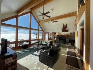 ボイジーにあるSpectacular Views and Rural Setting Close to Boiseのソファと暖炉のあるリビングルーム