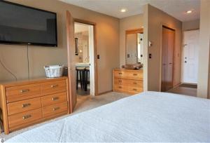 une chambre avec un lit et une télévision à écran plat dans l'établissement Shanty Creek Resort Bellaire Michigan, à Bellaire 39 autres photos