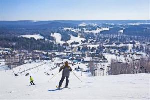 2 personnes ski sur une piste de ski enneigée dans l'établissement Shanty Creek Resort Bellaire Michigan, à Bellaire
