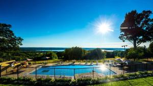 Cette chambre offre une vue sur la piscine et le soleil du ciel. dans l'établissement Shanty Creek Resort Bellaire Michigan, à Bellaire