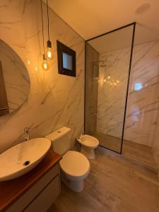 バレリア・デル・マールにあるDepto en Valeria del Marの洗面台、トイレ、シャワー付きのバスルーム