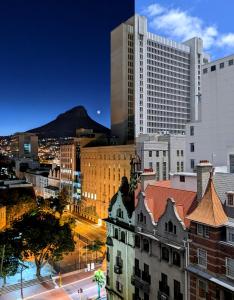 vista sullo skyline della città con un edificio di Taj Hotel Cape Town - luxury 5 star suites - very spacious with kitchenette, Lions Head views a Città del Capo