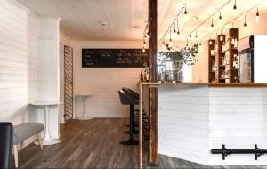 un bar en un restaurante con barra y taburetes en Brinkeboda Wärdshus, en Mörsil 29 fotos más