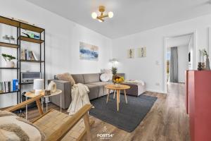 una sala de estar con un sofá y una mesa en Ferienwohnung Sprotte 2, en Olpenitzdorf