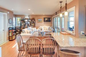 Una cocina y una sala de estar con mesa y sillas. en Waterfront Lake Webb Cabin Rental with Dock and Views!, en Weld