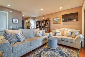 Una sala de estar con un sofá y un televisor. en Waterfront Lake Webb Cabin Rental with Dock and Views!, en Weld