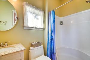 Un baño con inodoro, lavabo y ducha. en Waterfront Lake Webb Cabin Rental with Dock and Views!, en Weld 21 fotos más
