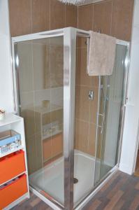 eine Dusche mit Glastür im Badezimmer in der Unterkunft 32 Benbane Park in Portballintrae + 7 Fotos