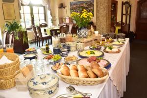 ein Tisch mit einem Buffet mit Speisen drauf in der Unterkunft Landhotel Zur Guten Einkehr in Bautzen