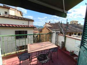 a balcony with a table and chairs on a balcony at Residenza La Terrazza in Arezzo