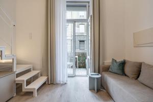 Una sala de estar con un sofá y una ventana grande. en Wesselenyi 33 - Stylish Apartments, Best Location by BQA, en Budapest