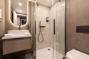 un baño con ducha y lavabo en Wesselenyi 33 - Stylish Apartments, Best Location by BQA, en Budapest 17 fotos más