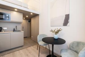 Una cocina y una sala de estar con mesa y sillas. en Wesselenyi 33 - Stylish Apartments, Best Location by BQA, en Budapest