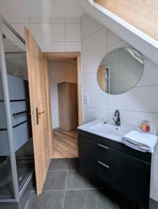 a bathroom with a sink and a mirror at Apartment 3 , Küche, WLAN, Parkplatz in Twist