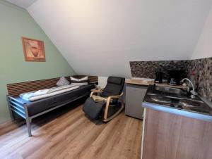 a small room with a bed and a kitchen at Apartment 3 , Küche, WLAN, Parkplatz in Twist