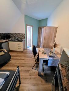 a living room with a table and a kitchen at Apartment 3 , Küche, WLAN, Parkplatz in Twist