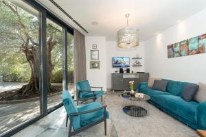 a living room with a blue couch and chairs at Villa Picholine in Jakišnica