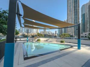 La alberca dentro o cerca de NEW LUX High Floor Burj Views
