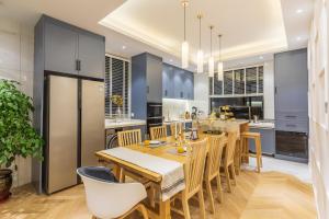 a kitchen with a dining room with a table and chairs at Shanghai Yipin Yijing B&B - Disney 上海一品艺景民宿-迪士尼店-近浦东国际机场 in Shanghai