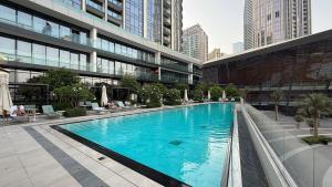 La alberca dentro o cerca de NEW LUX High Floor Burj Views