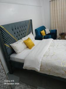 内罗毕Crystal Zuri Homes, Kasarani的卧室里有一张大床，上面有黄色枕头