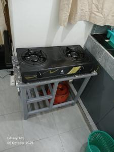 内罗毕Crystal Zuri Homes, Kasarani的厨房里，一台炉灶放在一辆小推车上。