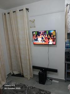 内罗毕Crystal Zuri Homes, Kasarani的挂在墙上的平板电视
