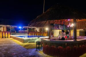 チャン島にあるSlumber Resort Koh Changの夜にはバーとプールのあるリゾート