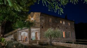 een oud stenen huis 's nachts bij Les Cezennes in Saint-Ambroix