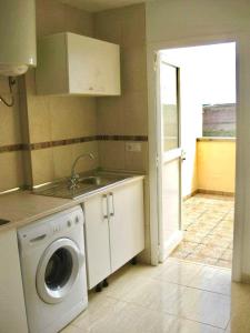 a kitchen with a washing machine and a sink at Arucas Relax in Arucas