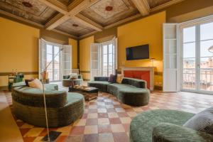 un ampio soggiorno con divani e TV di Unique Bologna Penthouse with Frescoes and Charm a Bologna