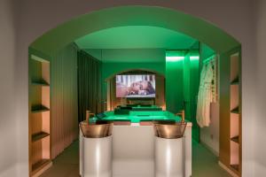 a room with green walls and two trash cans at Aquasuite - Luxury Experience & Spa in Palermo