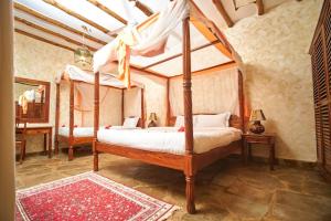 Кровать или кровати в номере Ornella House Resort: Spacious 5-Bed Villa in Tropical Malindi +52 фотографии