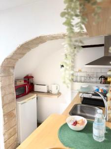 une cuisine avec un évier et un plan de travail dans l'établissement Estudio Interior Kala - Only Adults - Private Room, à Jerez de la Frontera