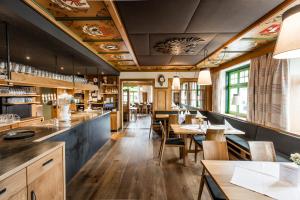 ein Restaurant mit Tischen und Stühlen und eine Bar in der Unterkunft Hotel zur Rose in Eglofs