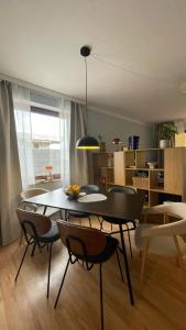 Un comedor con una mesa y sillas en una habitación. en Bahnhof Suites I 3 Zimmer I Komfort mit Aussicht und 3 Balkonen, en Bad Bevensen