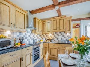 Dapur atau dapur kecil di Bryn Awelon Bach - Uk44123