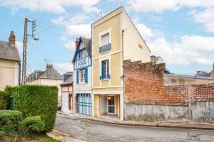 ein altes Gebäude an der Ecke einer Straße in der Unterkunft Deauville Luxury Blue Loft - sauna and inside pool in Trouville-sur-Mer
