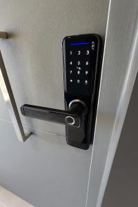a close up of a door handle on a door at Departamento moderno y cómodo, inmejorable ubicación 2D2B, con estacionamiento in Los Ángeles
