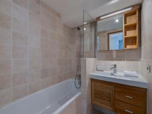 Koupelna v ubytování Superbe Appartement au Coeur de Tignes, 4 Pièces, 6 Personnes, Pieds des Pistes, Balcon, Wifi Inclus - FR-1-641-46 + 8 fotografií