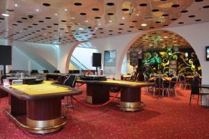 un restaurant avec des tables et des chaises et une fresque murale dans l'établissement Rivera Casino & Resort, à Rivera 106 autres photos