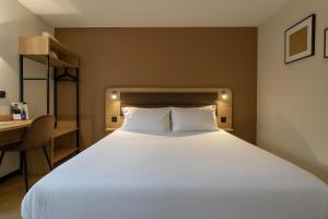 Ένα ή περισσότερα κρεβάτια σε δωμάτιο στο Brit Hotel Confort Rouen Centre