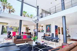 ein Wohnzimmer voller Möbel und einem Kronleuchter in der Unterkunft Villa Bay Blue in Llucmajor