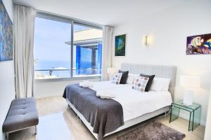 ein Schlafzimmer mit einem Bett und einem großen Fenster in der Unterkunft Villa Bay Blue in Llucmajor + 48 Fotos